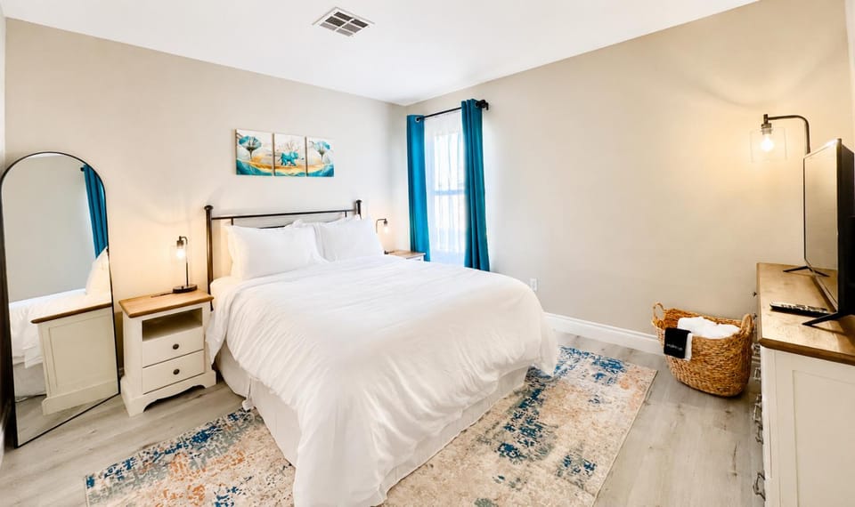 Bed, TV and multimedia, Photo of the whole room, Bedroom