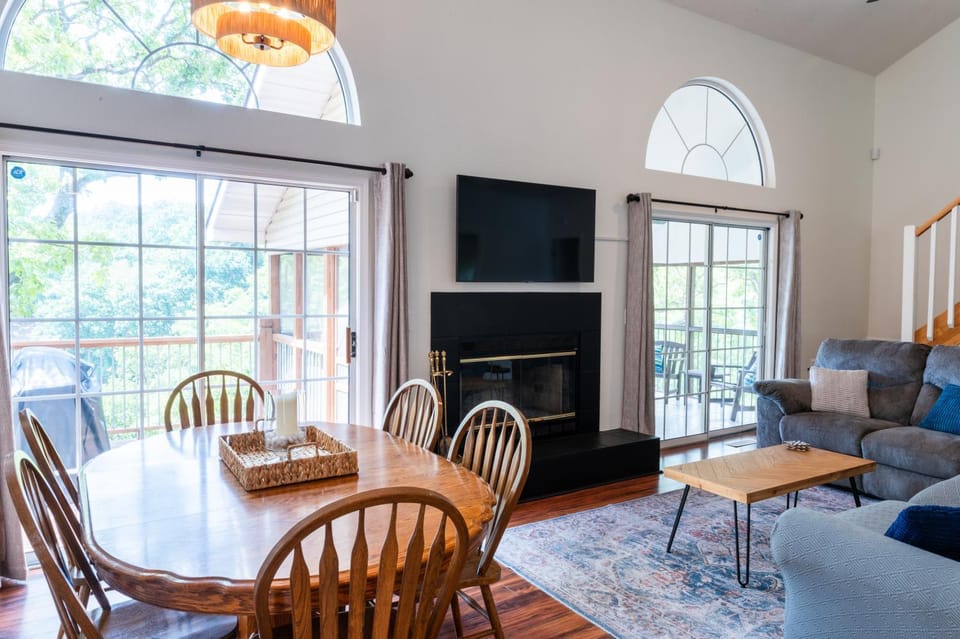 TV and multimedia, Living room, Seating area, Dining area