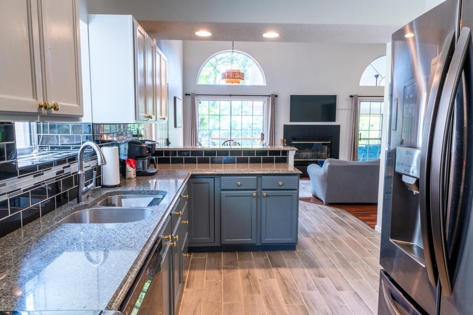 Coffee/tea facilities, dishwasher, oven, stove, kitchen
