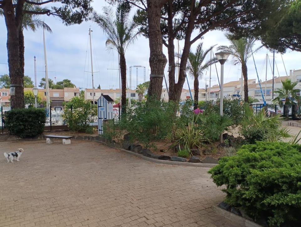 Résidence avec piscine sur quai avec bateau Apartment in Agde
