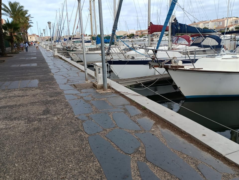 Résidence avec piscine sur quai avec bateau Apartment in Agde