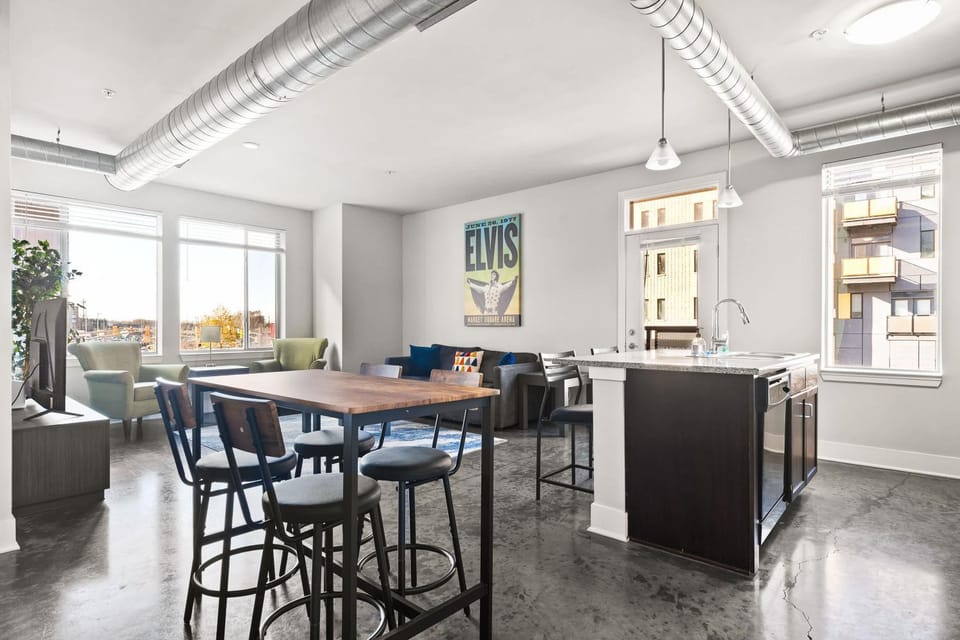 2 Downtown corner units with free parking Apartment in Indianapolis