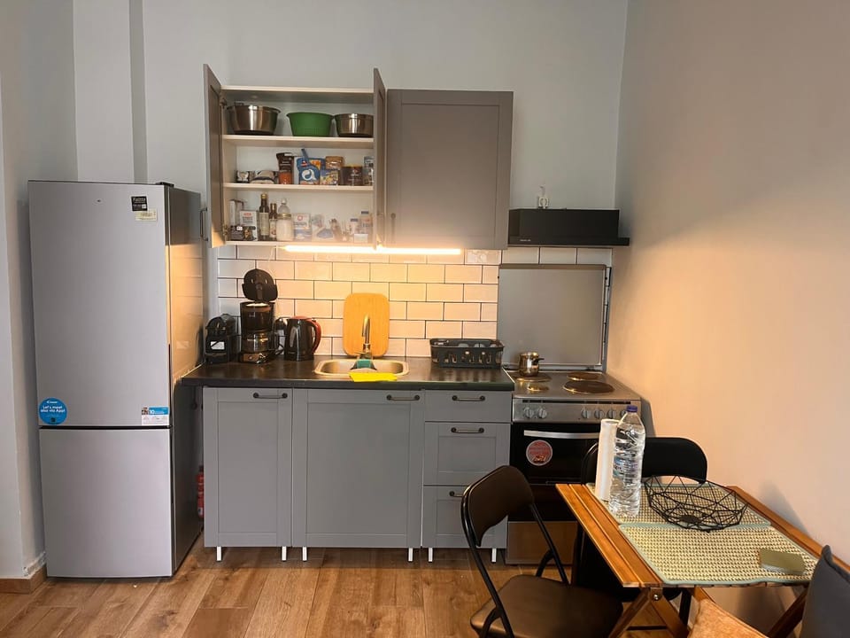 Noa - Designed City Center Suite With A Garden Apartment in Messenia