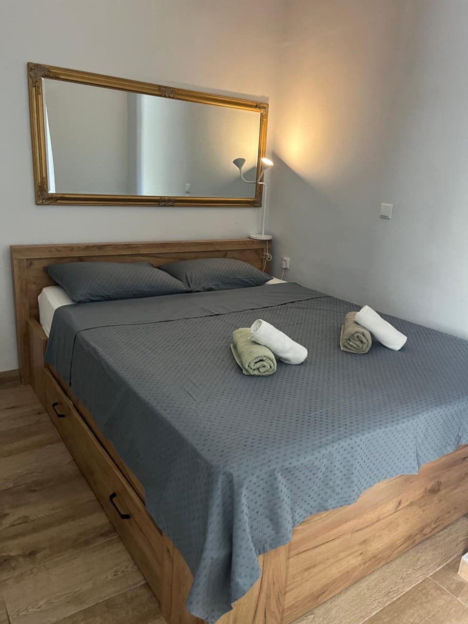 Noa - Designed City Center Suite With A Garden Apartment in Messenia
