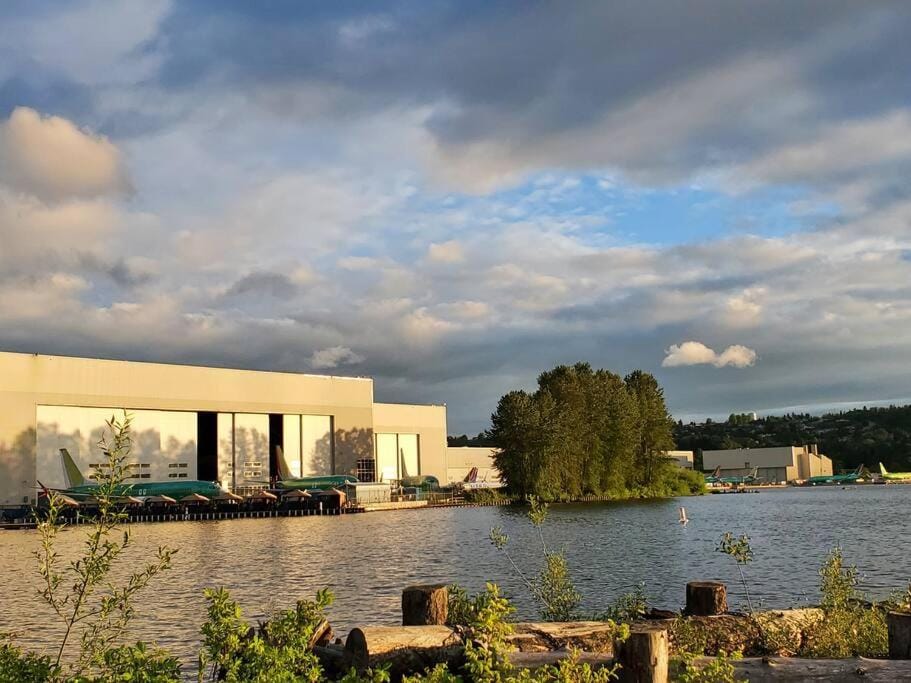 Lake View - Private - Spacious House in Bryn Mawr-Skyway