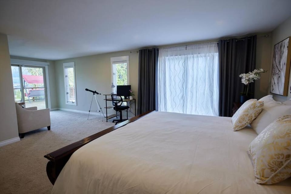 Lake View - Private - Spacious House in Bryn Mawr-Skyway