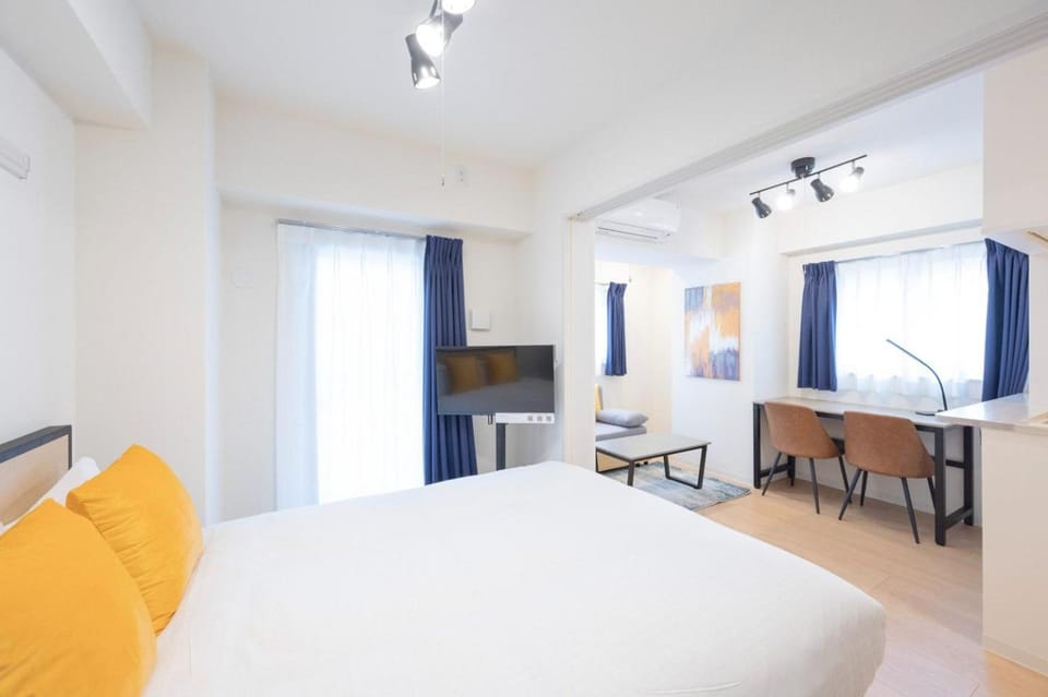 Bed, TV and multimedia, Living room, Photo of the whole room, Seating area, Bedroom