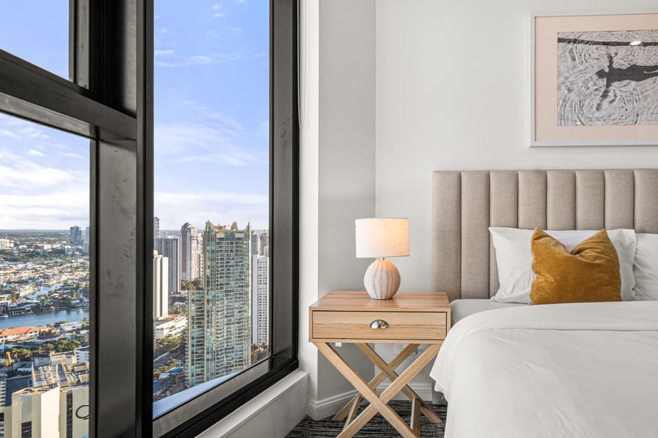 Bed, View (from property/room), Photo of the whole room, Seating area, Bedroom, City view