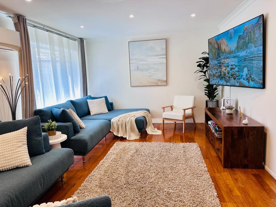 TV and multimedia, Living room, Photo of the whole room, Seating area, Evening entertainment, internet, internet, air conditioner, air conditioner