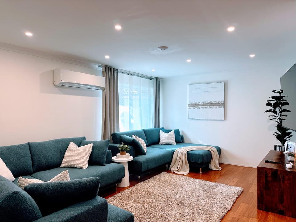 TV and multimedia, Living room, Seating area, air conditioner