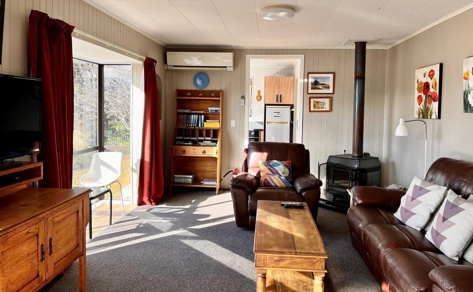 Living room, Seating area, fireplace, heating