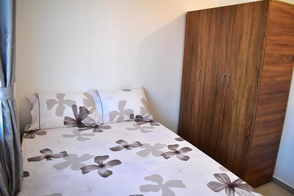 Photo of the whole room, Bedroom, wardrobe