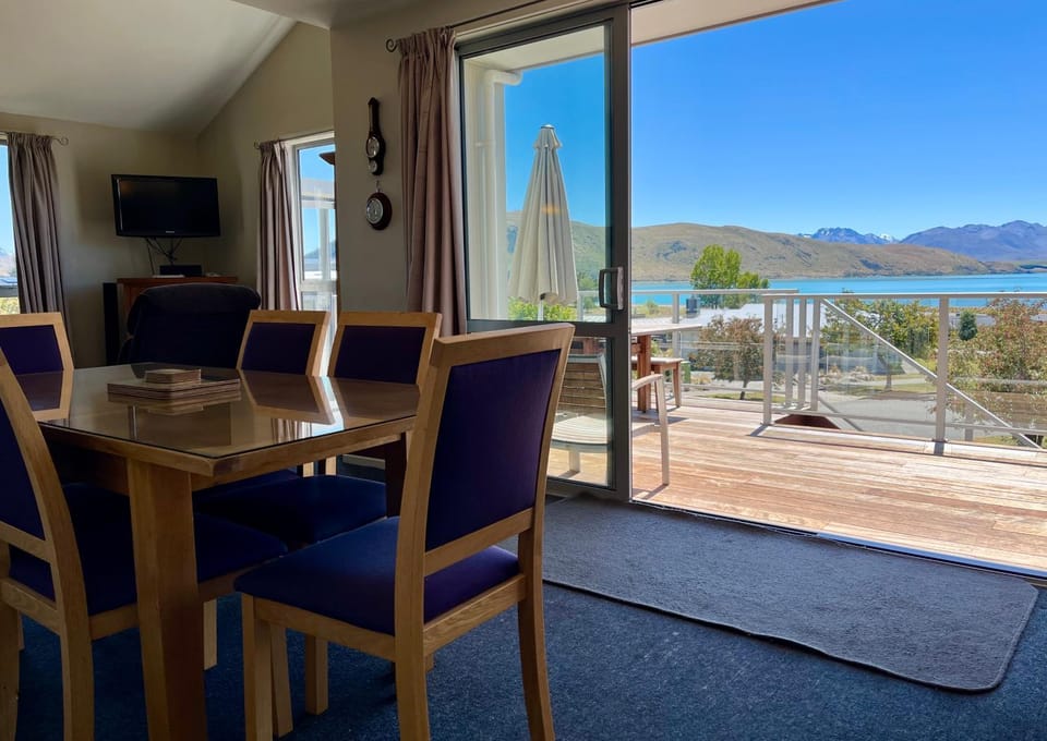 TV and multimedia, Balcony/Terrace, Seating area, Dining area, Lake view, Mountain view