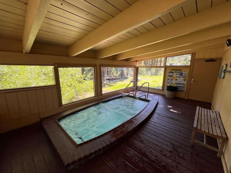 MSRC101 - Walk-to-Lifts Condo with Hot Tub, Dog Friendly House in Mammoth Lakes