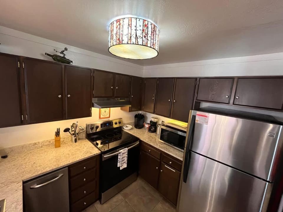 MSRC101 - Walk-to-Lifts Condo with Hot Tub, Dog Friendly House in Mammoth Lakes
