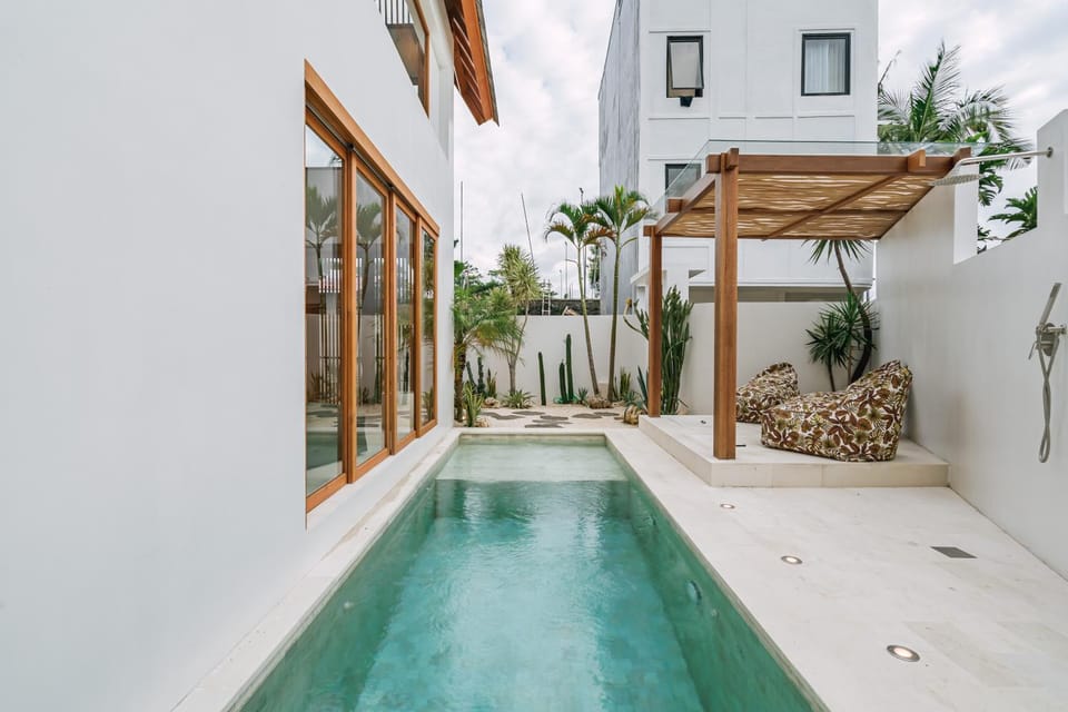 Property building, Day, Pool view, Swimming pool, sunbed
