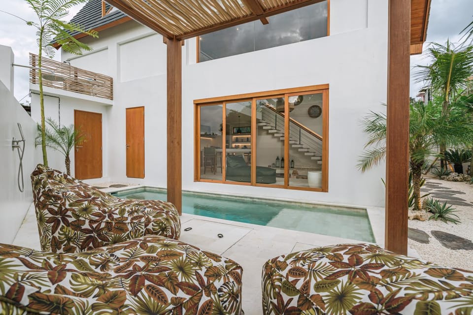 Patio, Day, Swimming pool