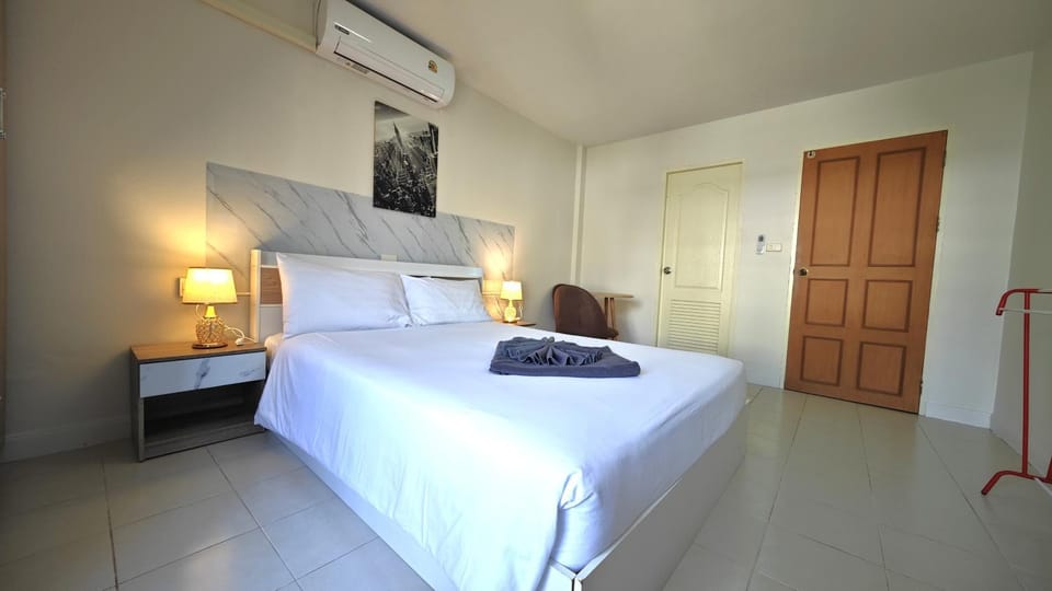 Bed, Bedroom, towels