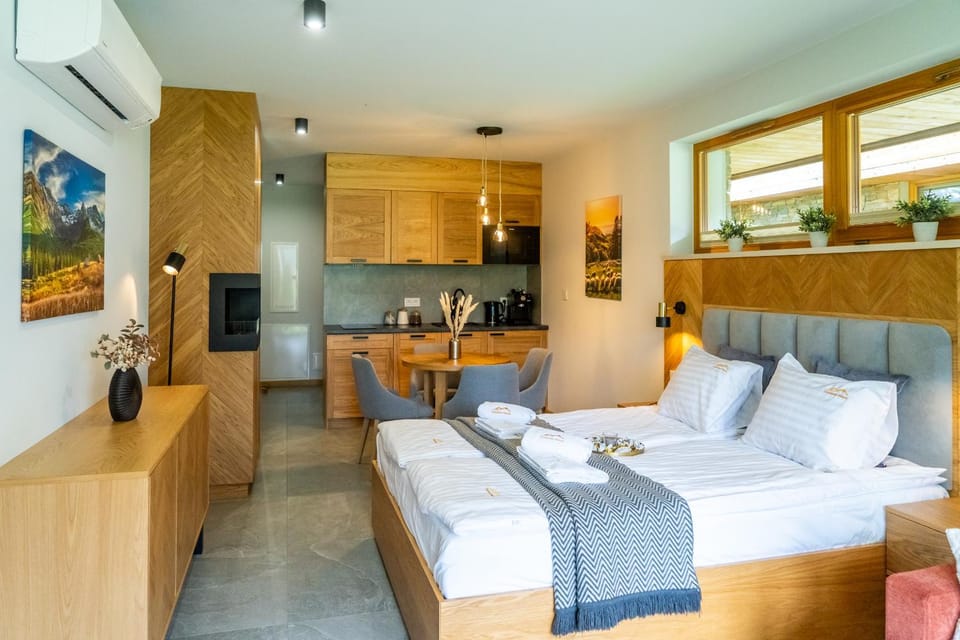 Kitchen or kitchenette, Seating area, Dining area