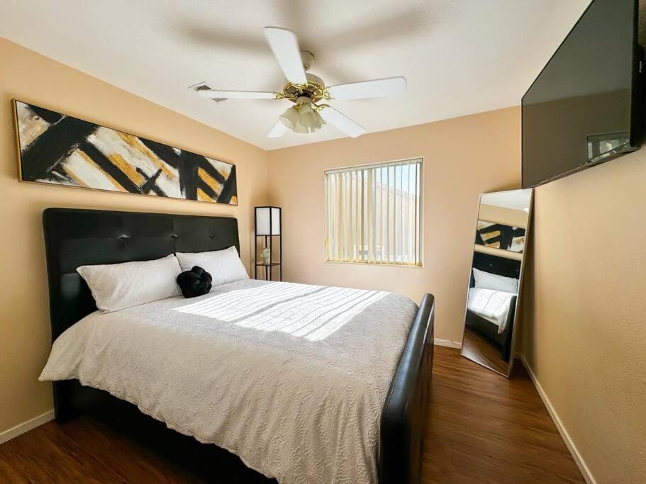 Spacious 4BR Fam Retreat King Bed WIFI And Parking House in Spring Valley