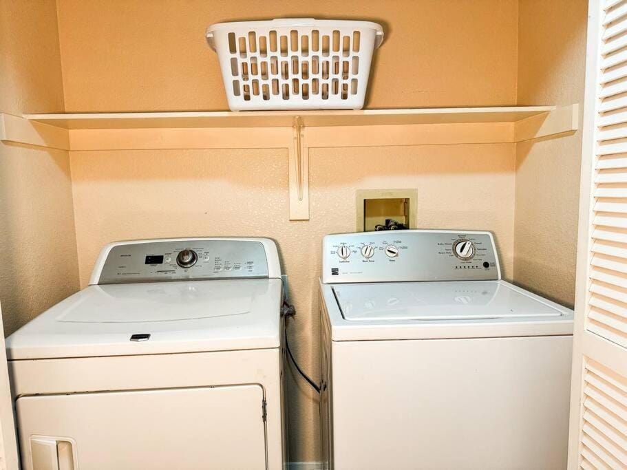 Spacious 4BR Fam Retreat King Bed WIFI And Parking House in Spring Valley