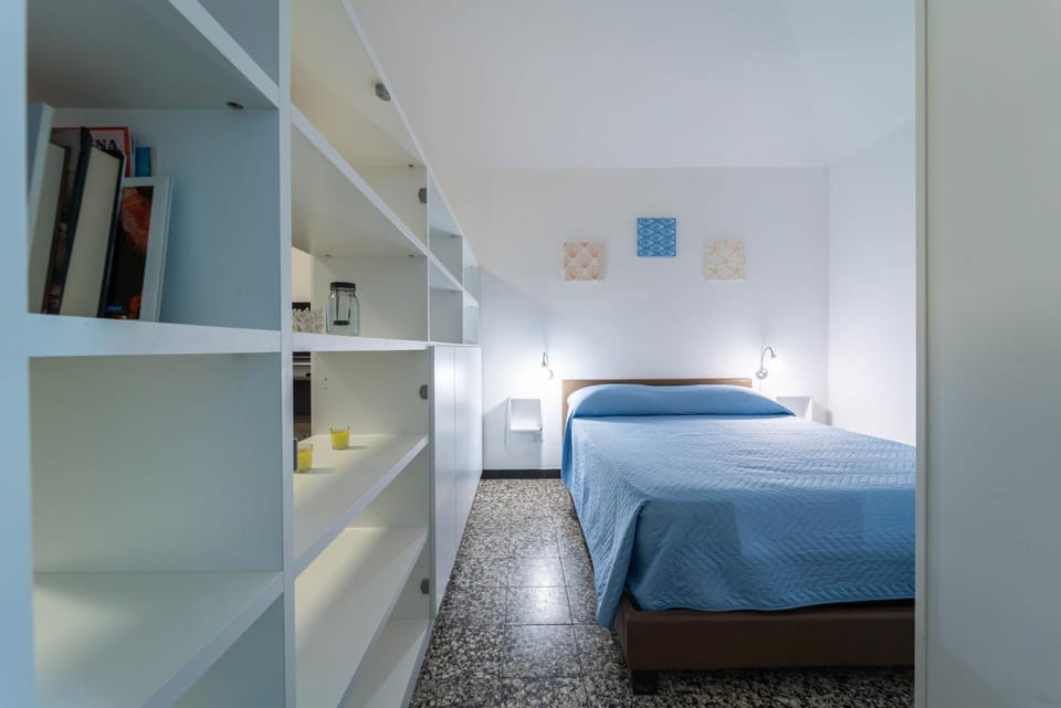 Bed, Library, Photo of the whole room, Bedroom