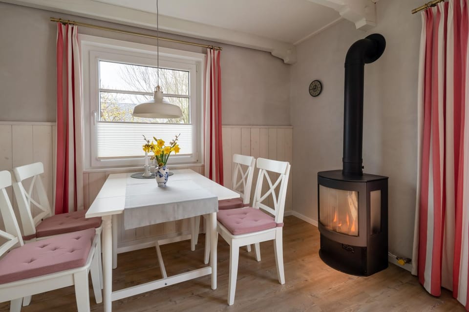 Stilvolles Kapteins Cottage mit Kamin - Inge Apartment in Nordstrand