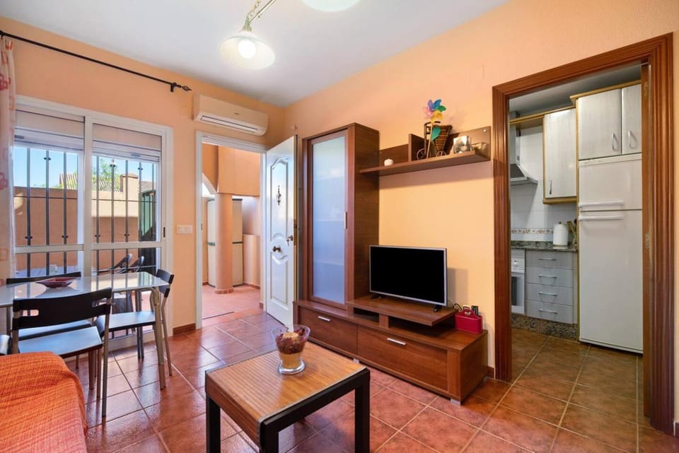 Communal lounge/ TV room, TV and multimedia, Living room, Dining area
