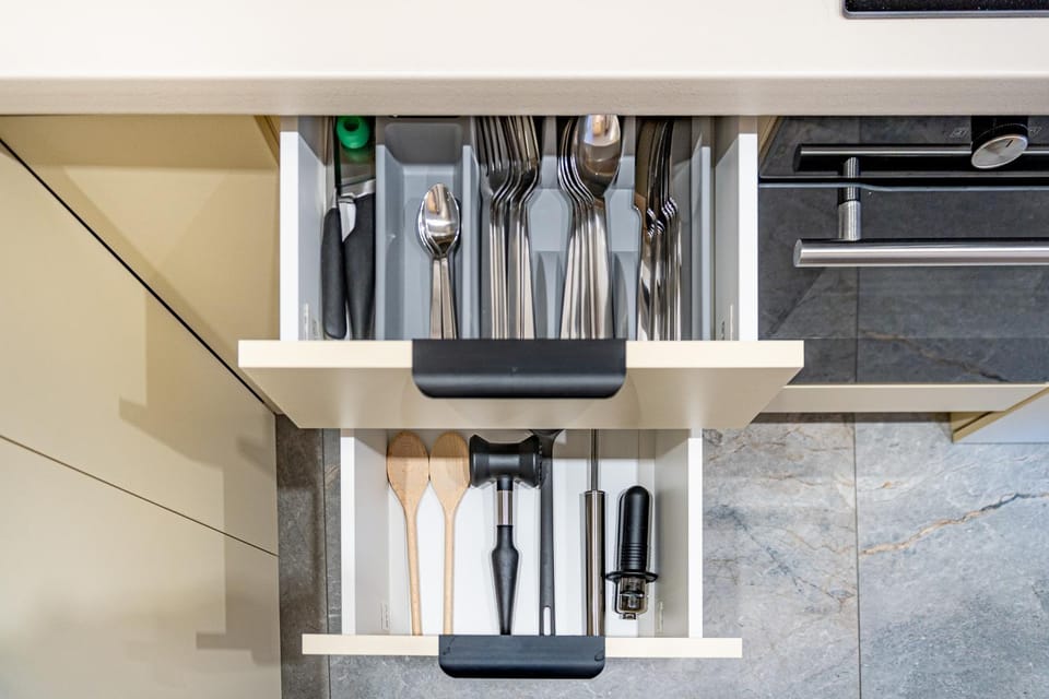 Kitchen or kitchenette, minibar