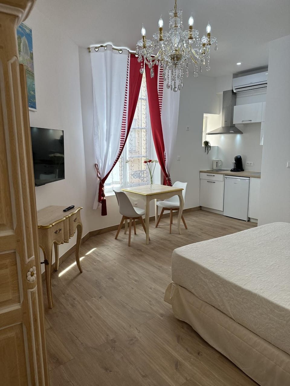 Photo of the whole room