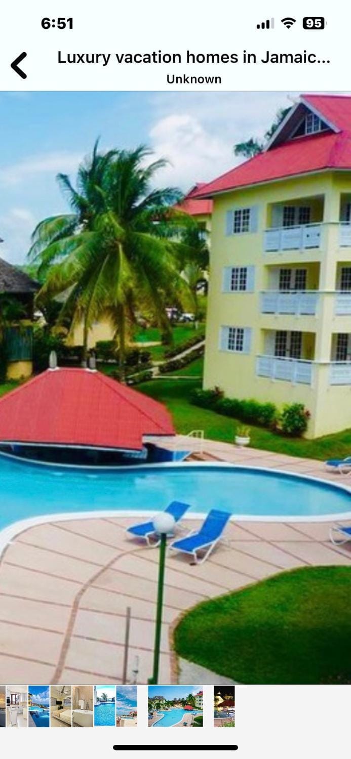Day, Swimming pool, sunbed