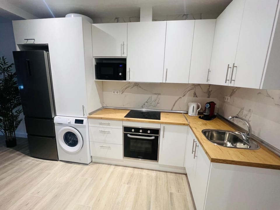 Coffee/tea facilities, Kitchen or kitchenette, oven, stove, washing machine
