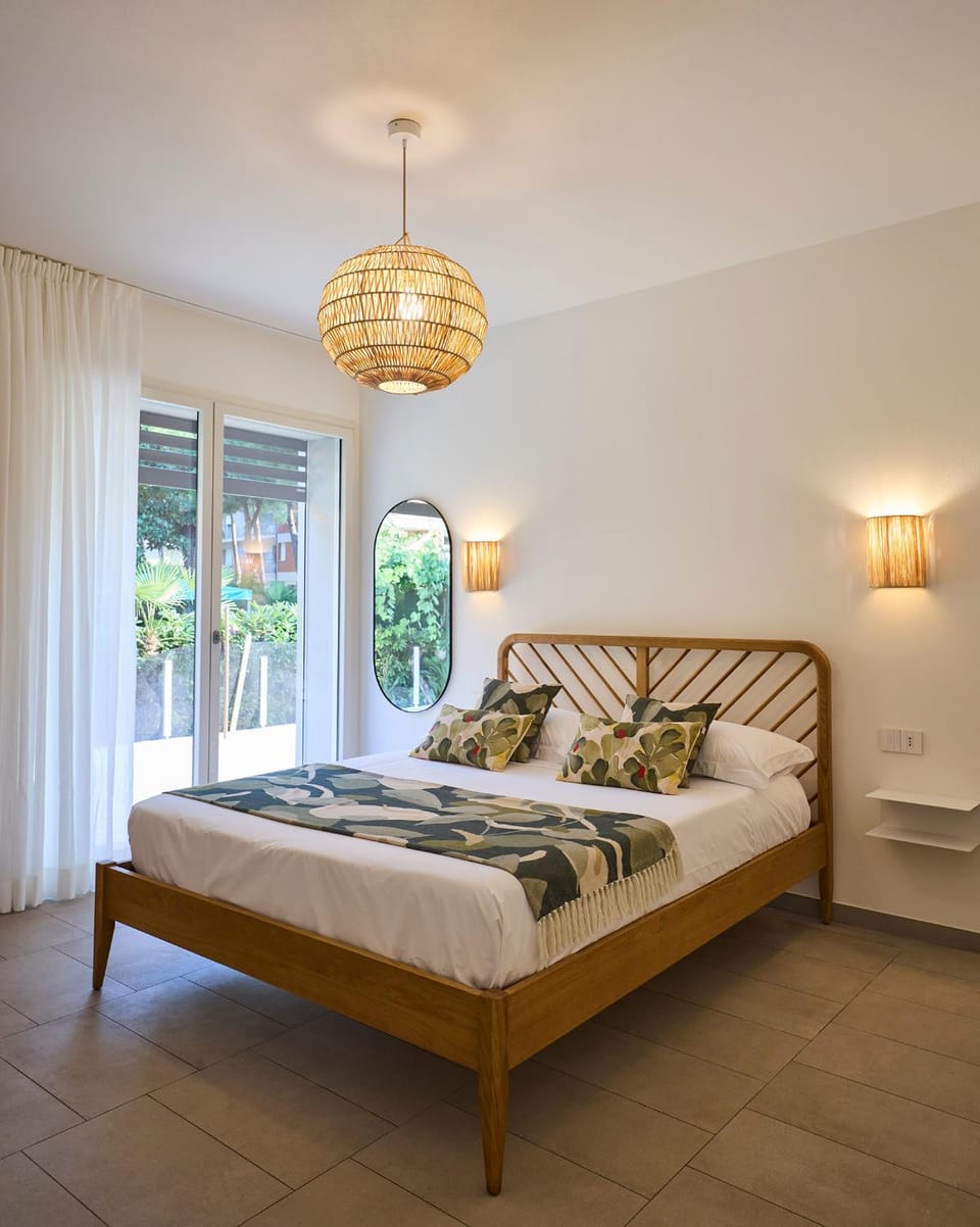 Photo of the whole room, Bedroom, towels