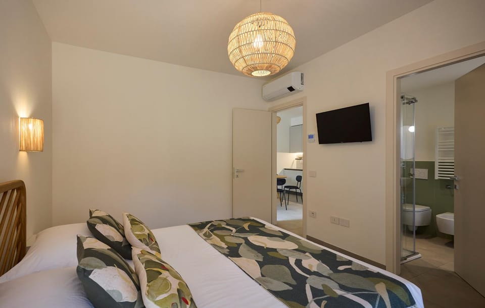 Bed, TV and multimedia, Photo of the whole room, Bedroom, towels, air conditioner