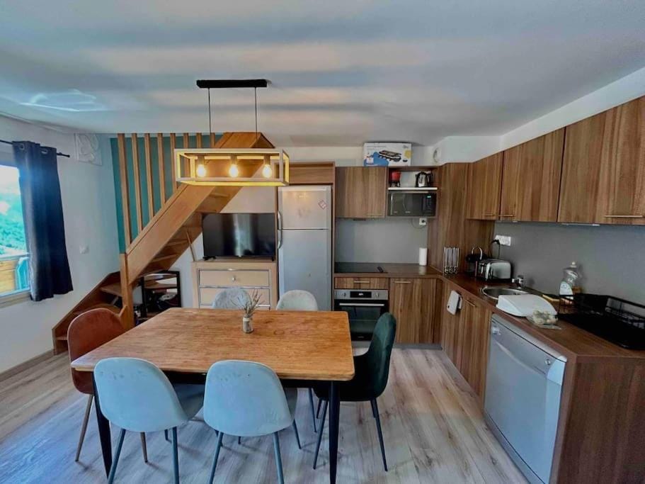 TV and multimedia, Coffee/tea facilities, Kitchen or kitchenette, Dining area, dishwasher, oven, stove, toaster