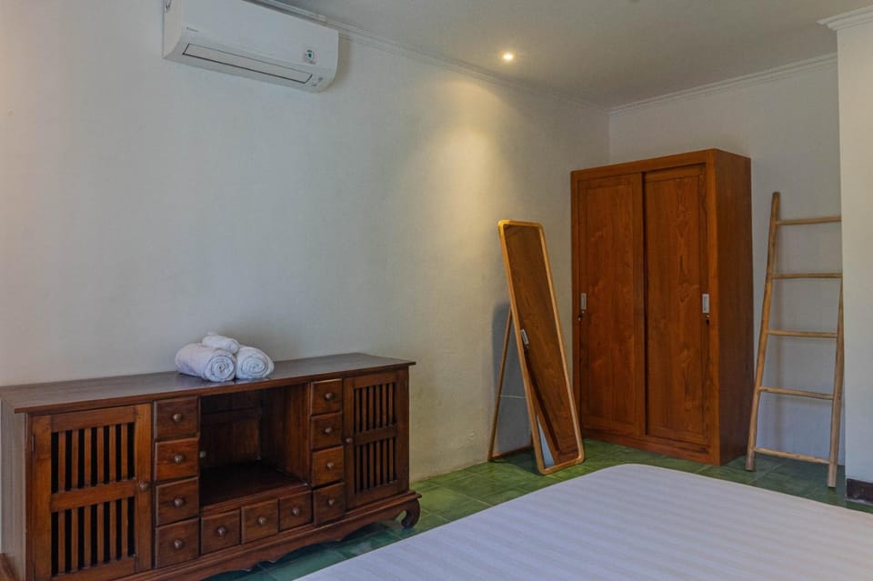 Bedroom, wardrobe, air conditioner