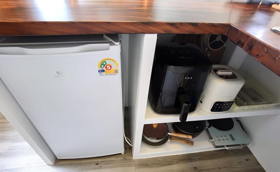Kitchen or kitchenette, minibar