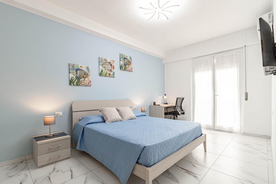 Bed, TV and multimedia, Photo of the whole room, Bedroom
