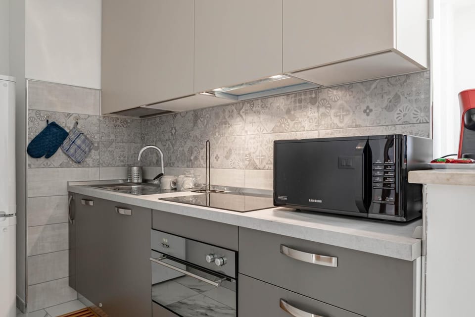 Kitchen or kitchenette, oven, stove