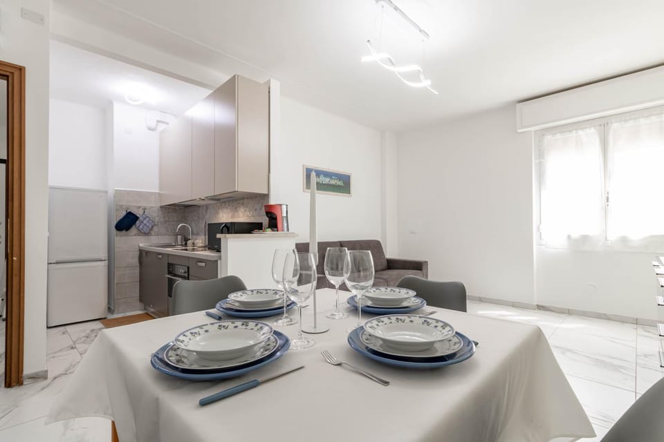Kitchen or kitchenette, Living room, Seating area, Dining area, stove
