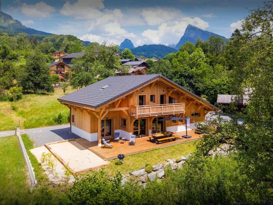 Property building, Day, Natural landscape, Summer, Garden, Garden view, Mountain view
