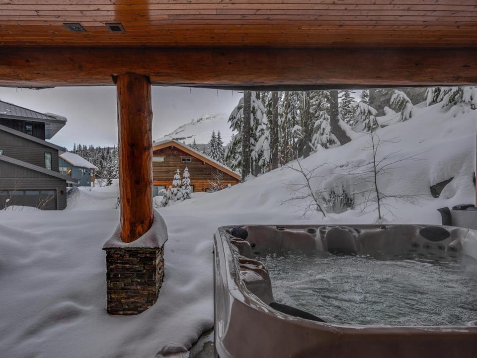 Snowed Inn - Meredith Lodging House in Clackamas County