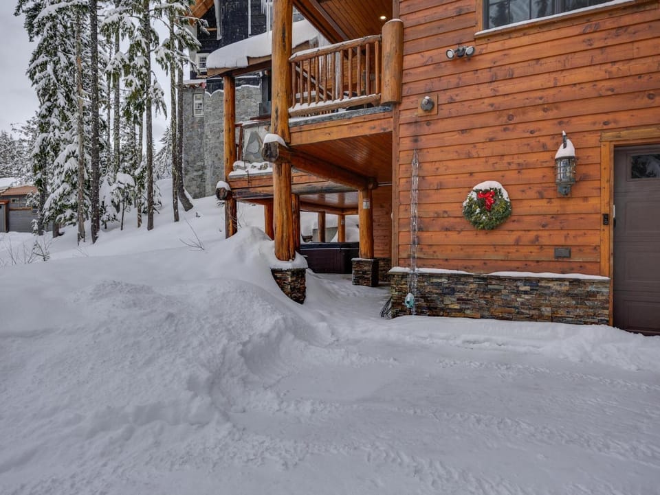 Snowed Inn - Meredith Lodging House in Clackamas County