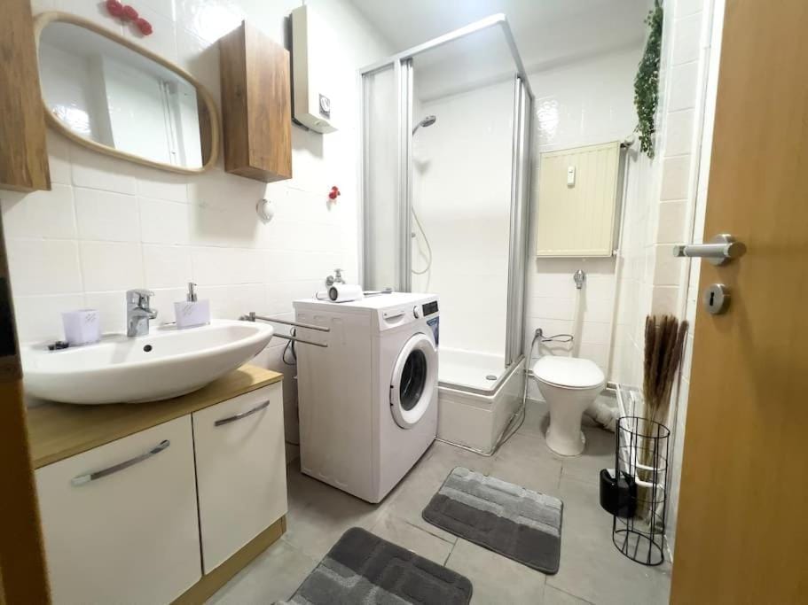 Shower, Bathroom, towels, washing machine