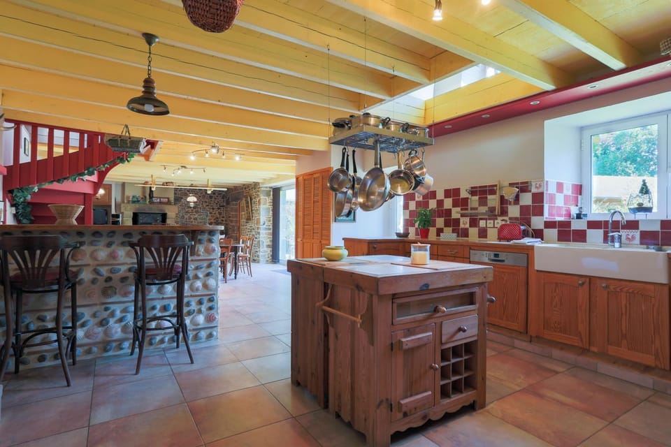 Property building, Kitchen or kitchenette, Living room