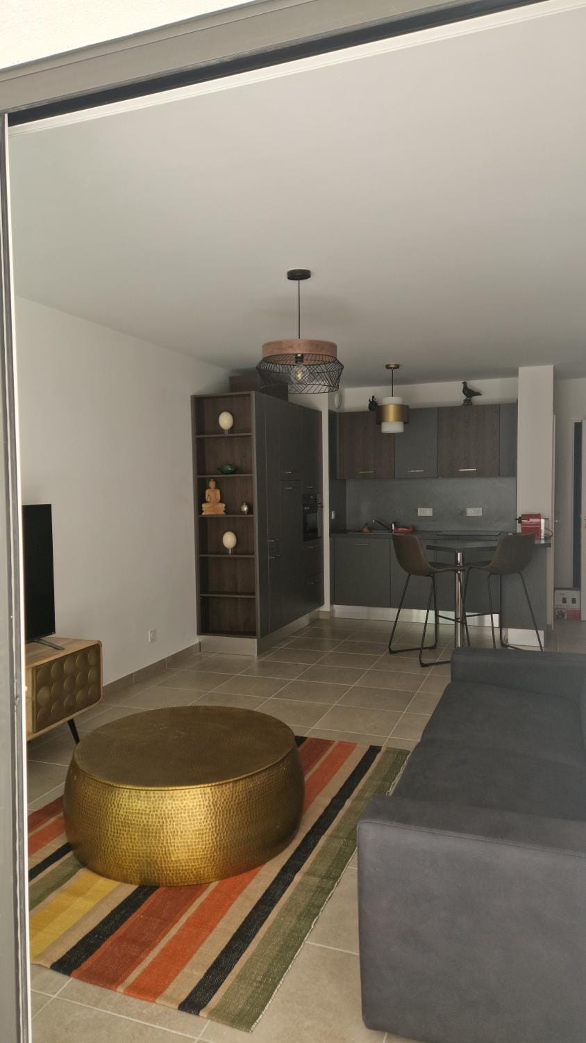 Kitchen or kitchenette, Living room, Seating area, Dining area