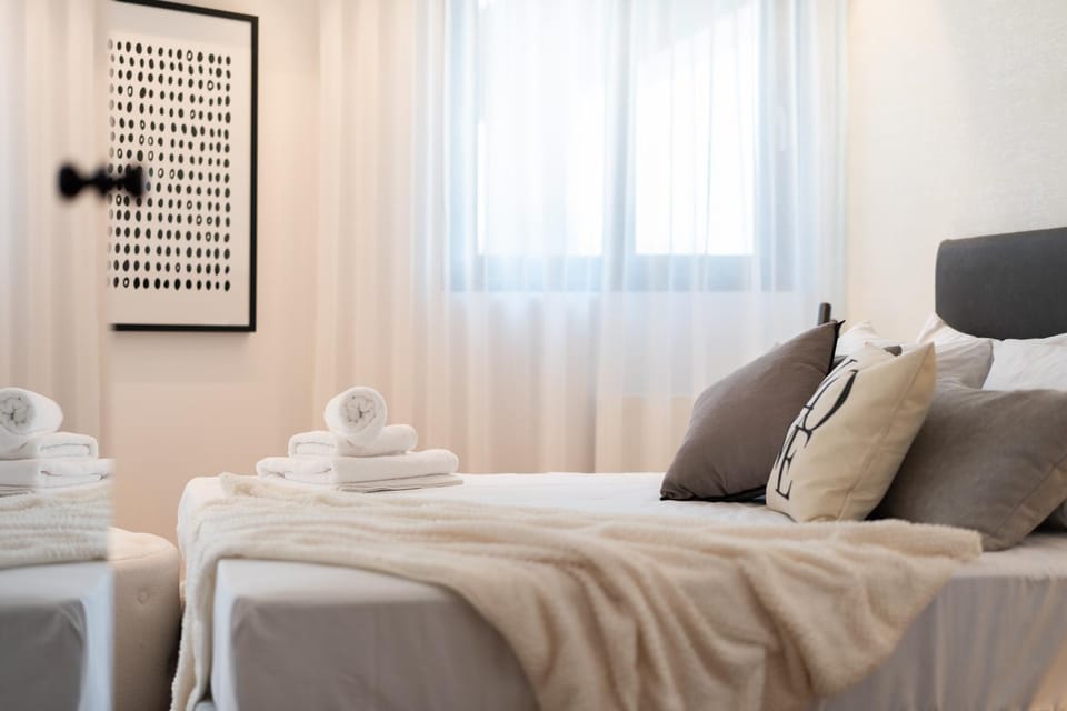 Bed, Bedroom, towels