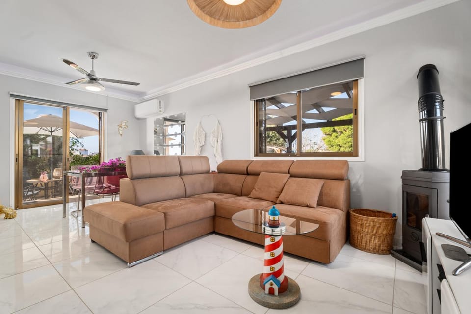 TV and multimedia, Living room, Seating area, fireplace