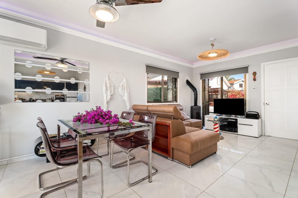 Living room, Seating area, Dining area, fireplace