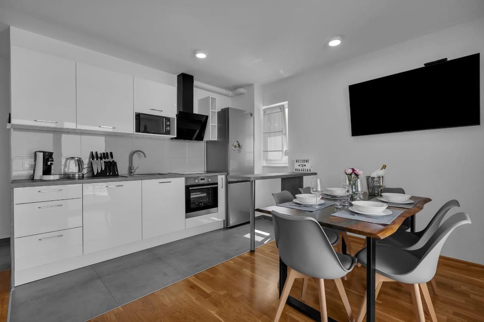 Dining area, kitchen